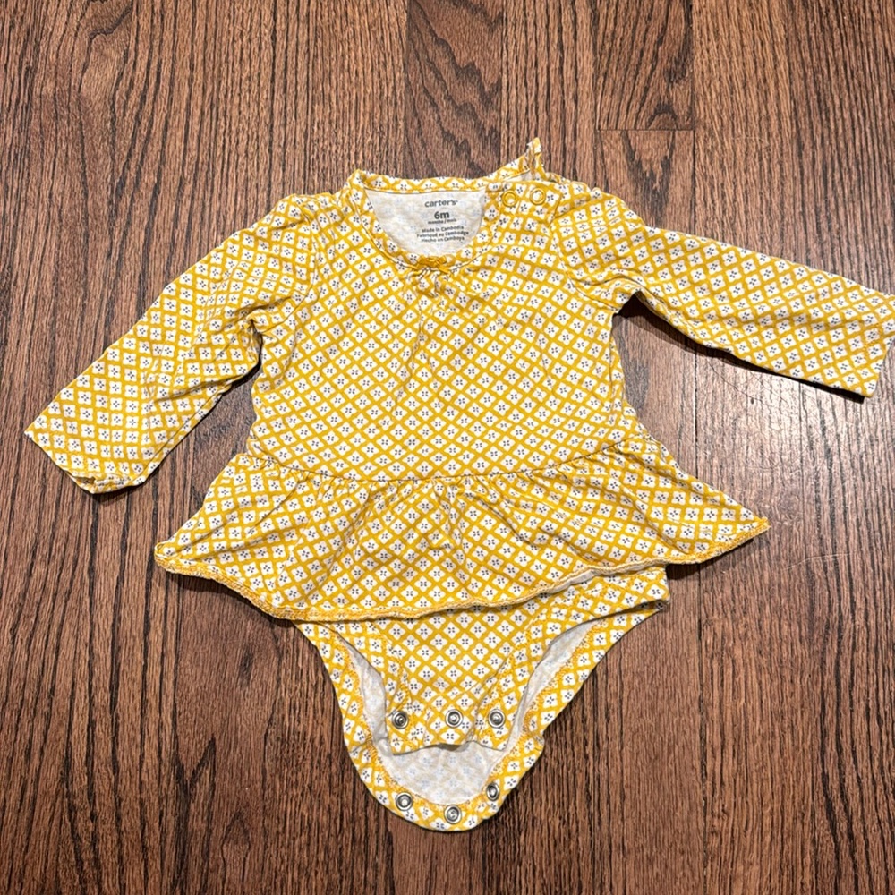 3/$10 - Carter’s 6 month yellow bodysuit